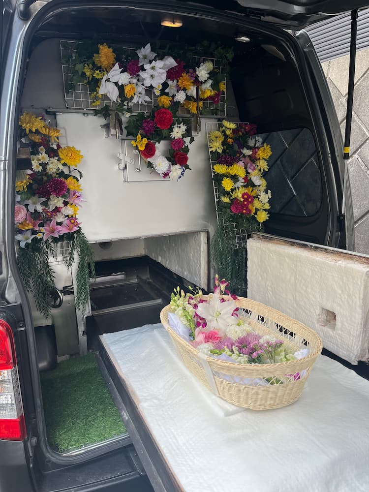 最後のお別れの前にお花を飾りご出棺