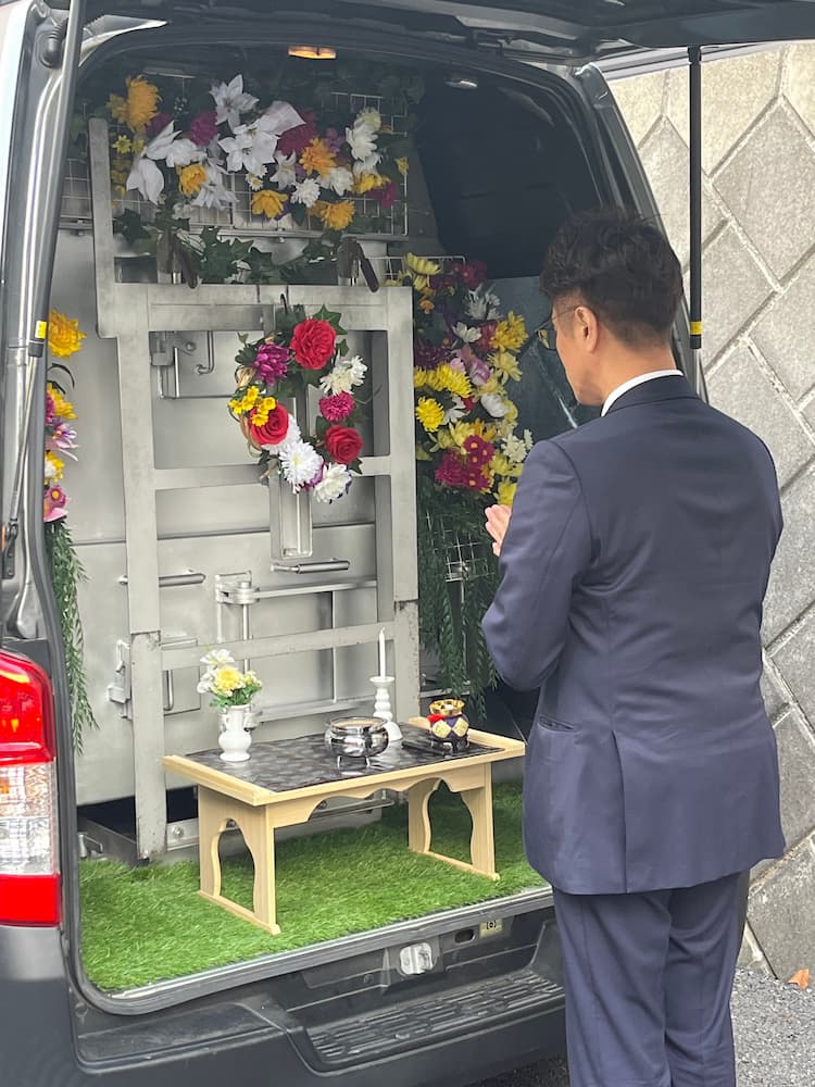 その後火葬車前でのご焼香